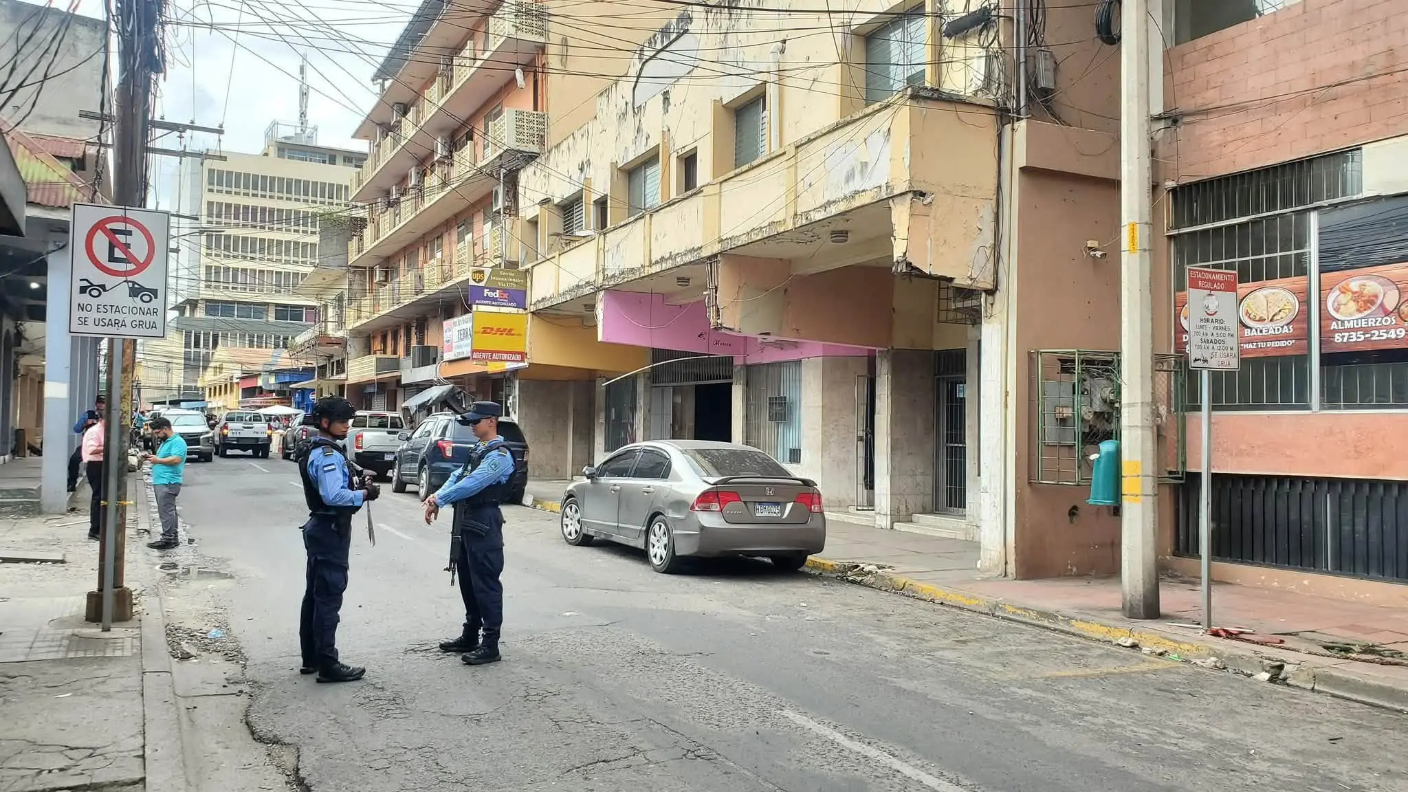 Policías fuera de edificio