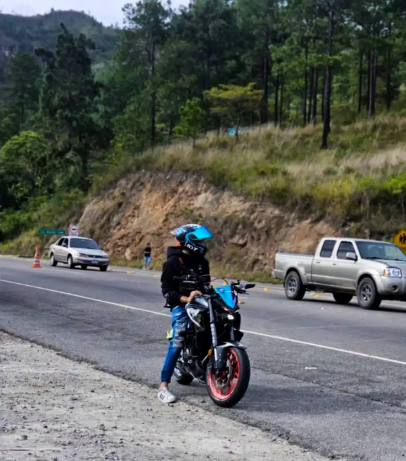joven en su moto