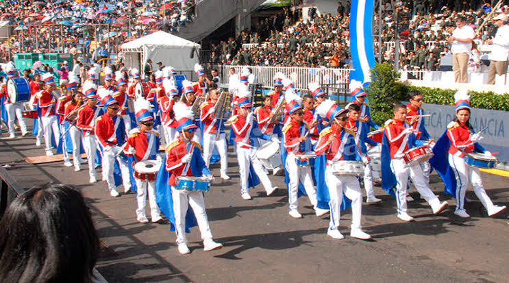 personas trajes banderas cadetes