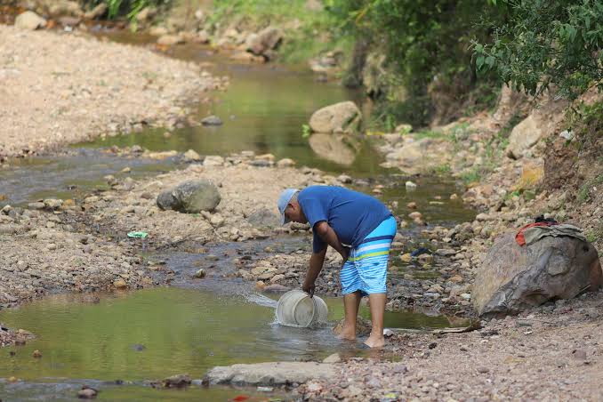 hombre agua