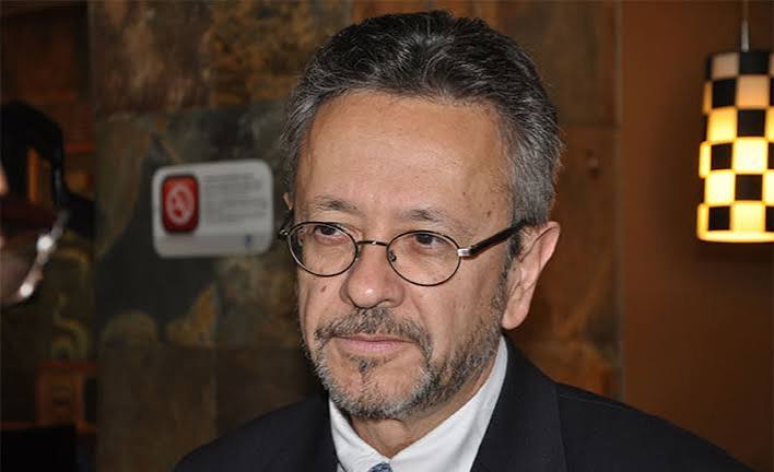 persona hombre lentes
