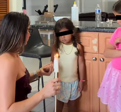 Momento en que la influencer, Meliza Campos Sánchez, comienza a quemar a sus hijas, por lo cual fue detenida 