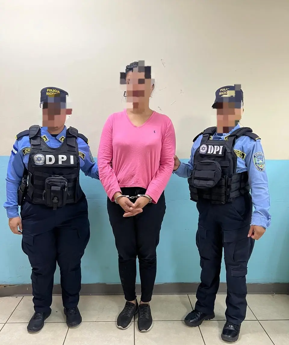 Foto de la madre detenida en Tegucigalpa