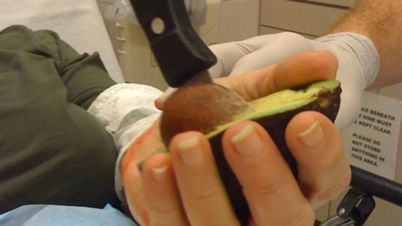 Persona con un aguacate con un cuchillo en la mano