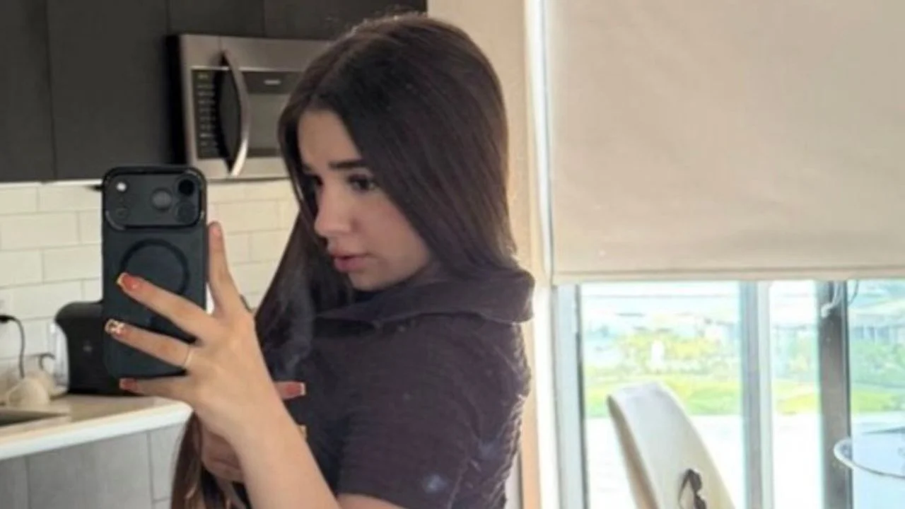 Miri Martínez tomándose una foto frente a un espejo.