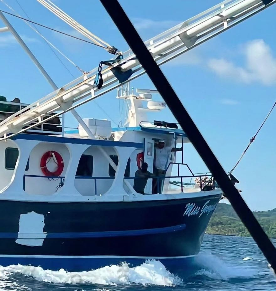 Foto del Miss Georgina, barco que se incendió en el caribe hondureño