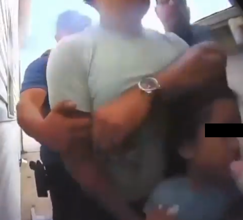 Momento en que ICE detiene al hondureño mientras cargaba a su hija