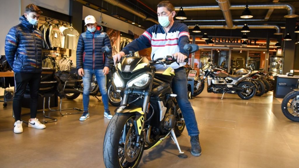 Padre de piloto estrena una motocicleta gracias a su hijo Raúl Fernández