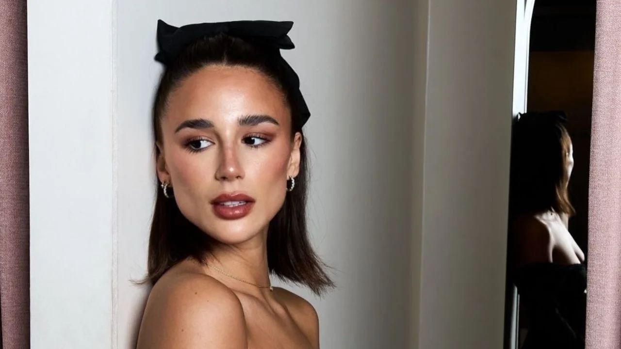 Valentina Torres peinada con un moño negro y usando un vestido negro.