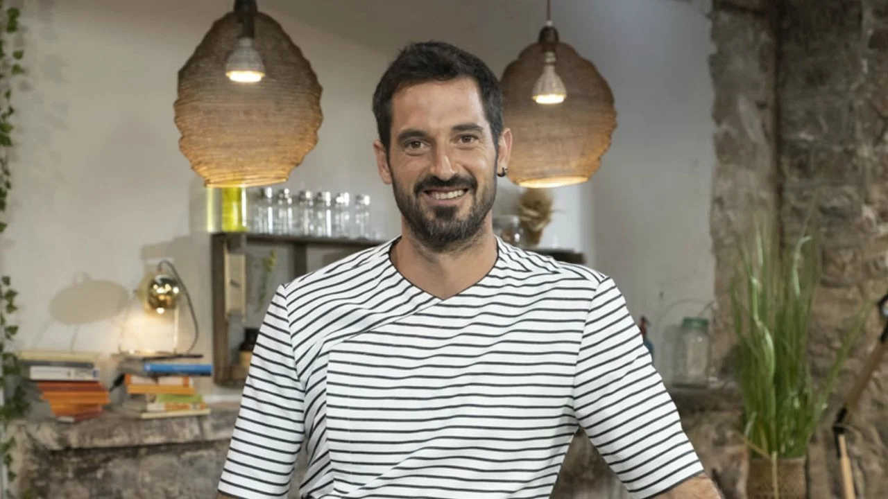 Joseba Arguiñano vestido con una camisa rayada.