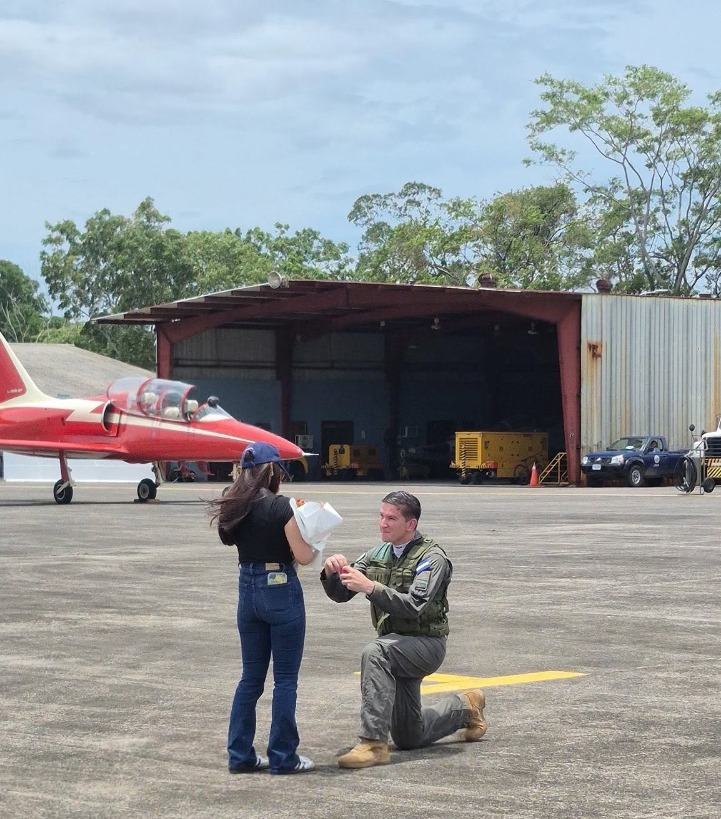 momento en que el piloto le hace la propuesta de matrimonio a su novia durante el Aeroshow La Ceiba 2026