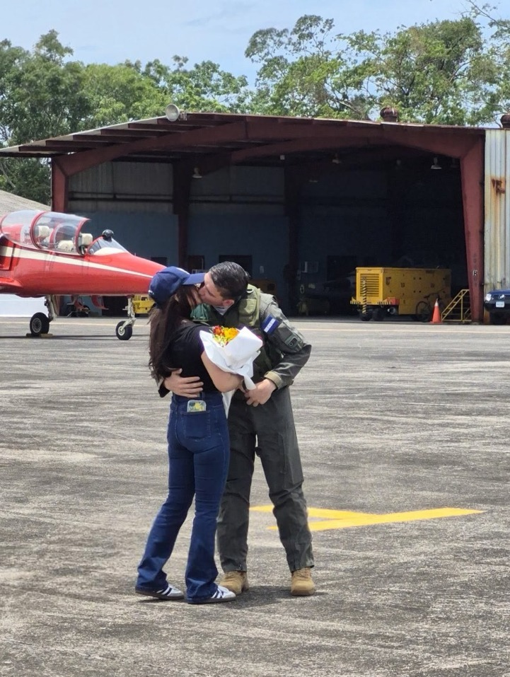 momento en que el piloto le hace la propuesta de matrimonio a su novia durante el Aeroshow La Ceiba 2026