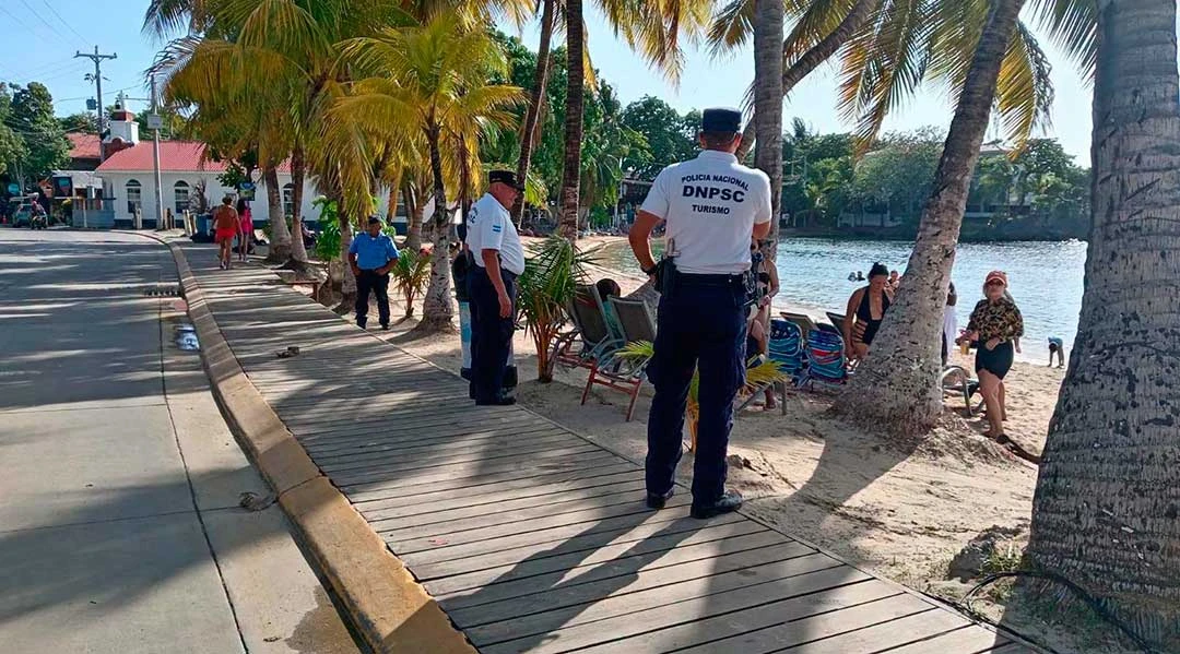 Imagen de agentes policiales en playa de Roatán