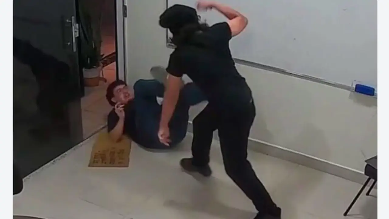 Imágenes sensibles: Alumno agrede a su maestro tras recibir baja calificación Imagen de Imágenes sensibles: Alumno agrede a su maestro tras recibir baja calificación
