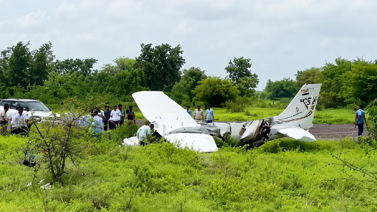 Imágenes fuertes: Avión pierde el control al aterrizar y se estrella fuera de la pista Imagen de Imágenes fuertes: Avión pierde el control al aterrizar y se estrella fuera de la pista