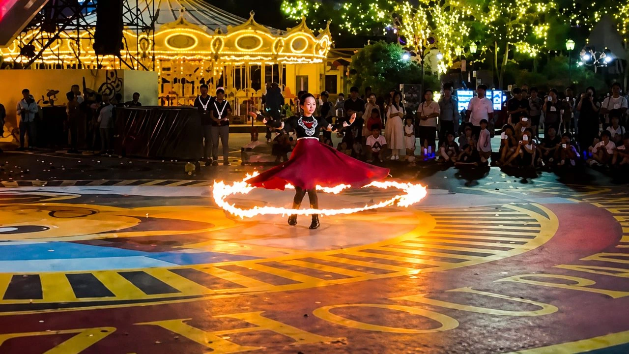 Video: Así fue el dramático momento en que bailarina termina envuelta en llamas Imagen de Video: Así fue el dramático momento en que bailarina termina envuelta en llamas
