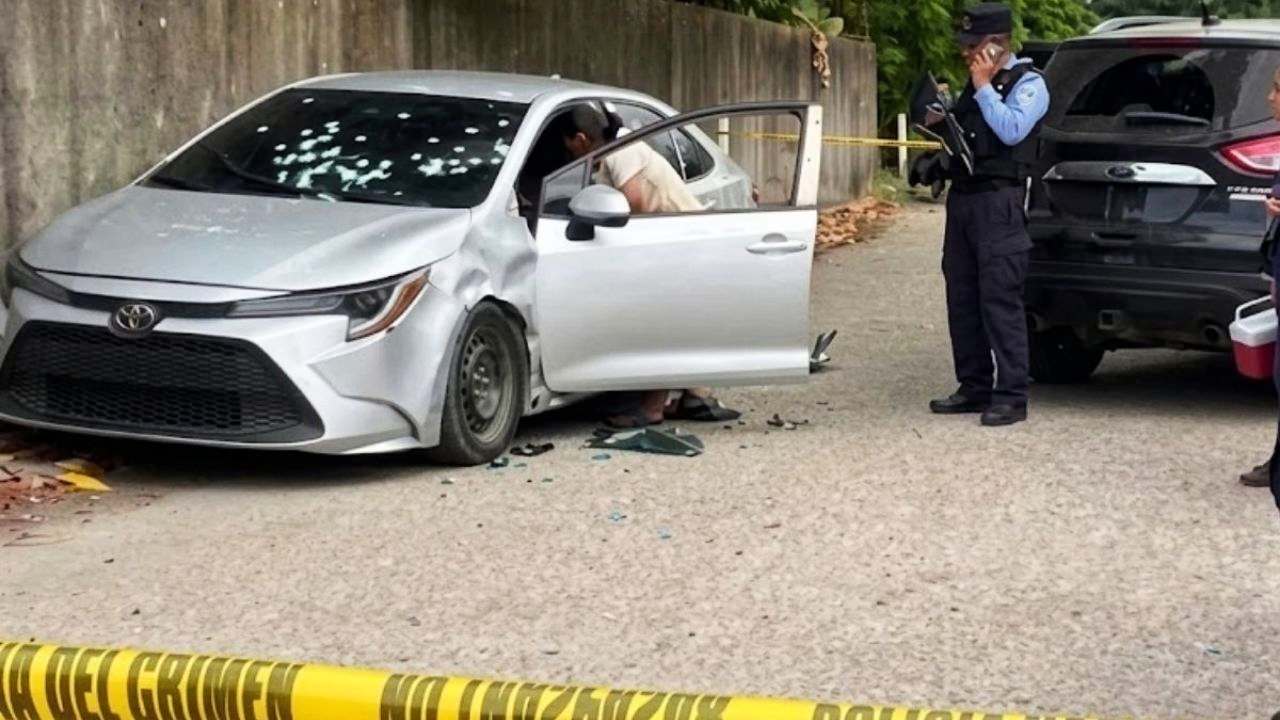 Dos carros, decenas de impactos y dos fallecidos: balacera en Atlántida Imagen de Dos carros, decenas de impactos y dos fallecidos: balacera en Atlántida