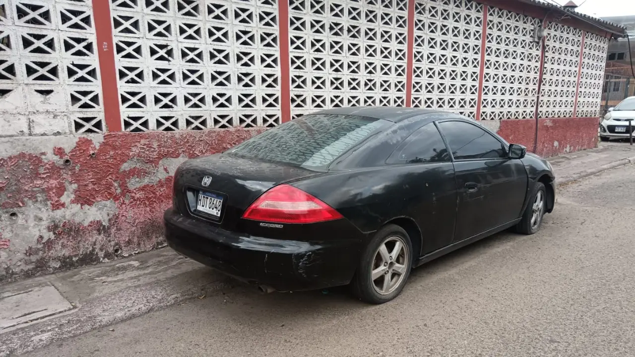 Vecinos alarmados por vehículo abandonado y malos olores en colonia Miraflores Imagen de Vecinos alarmados por vehículo abandonado y malos olores en colonia Miraflores