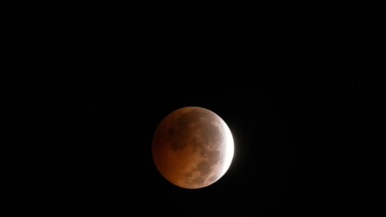 Hondureños disfrutaron de mágico eclipse lunar parcial la noche del 27 de agosto Imagen de Hondureños disfrutaron de mágico eclipse lunar parcial la noche del 27 de agosto