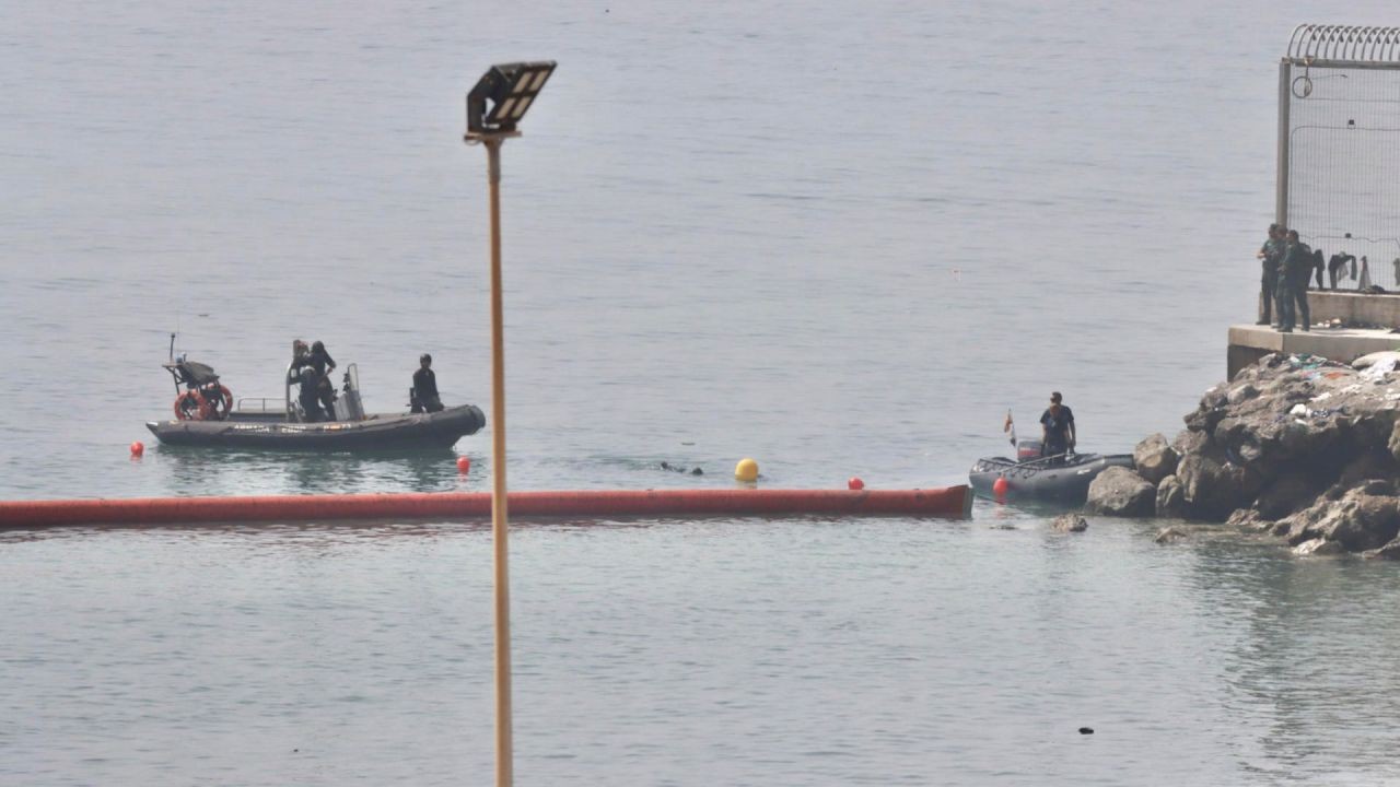 Imagen de España refuerza la frontera en Ceuta y califica la situación de 'normal'