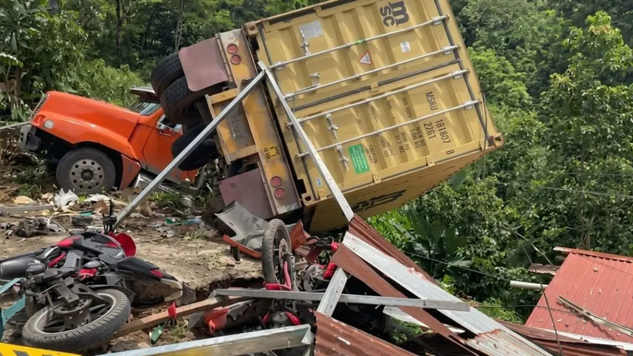 Fatal accidente de rastra deja un muerto y tres heridos en Santa Cruz de Yojoa Imagen de Fatal accidente de rastra deja un muerto y tres heridos en Santa Cruz de Yojoa