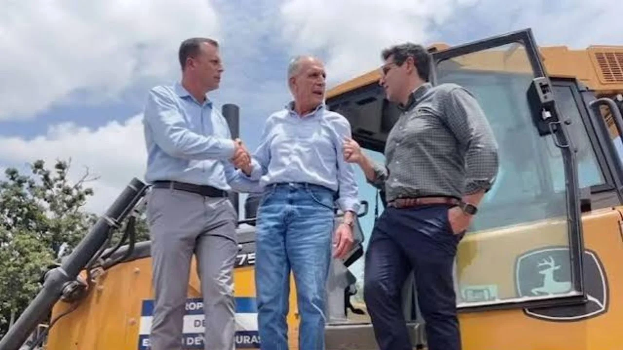 Gobierno entrega maquinaria a municipalidades y anuncia aumento en transferencias Imagen de Gobierno entrega maquinaria a municipalidades y anuncia aumento en transferencias