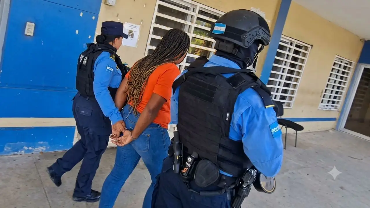 Capturan a guía turística de Roatán: la acusan por narcotráfico Imagen de Capturan a guía turística de Roatán: la acusan por narcotráfico