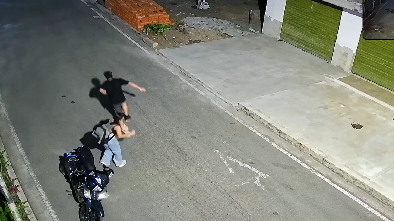 Video: Hombre huye durante asalto y deja sola a mujer frente a delincuentes Imagen de Video: Hombre huye durante asalto y deja sola a mujer frente a delincuentes