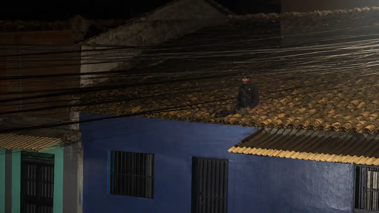 Imagen de '¿Me van a golpear?': captan a supuesto ladrón sobre un techo en Talanga