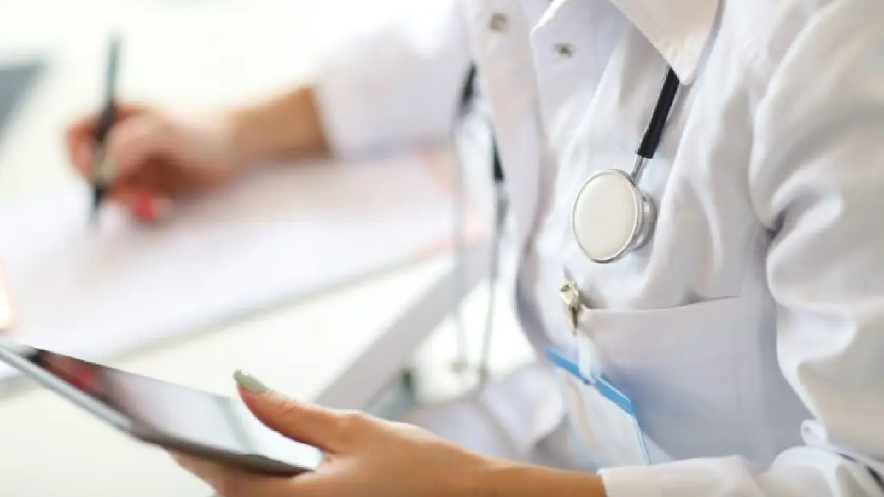 Fuga de médicos hondureños: dónde están, por qué se van y el impacto en salud Imagen de Fuga de médicos hondureños: dónde están, por qué se van y el impacto en salud