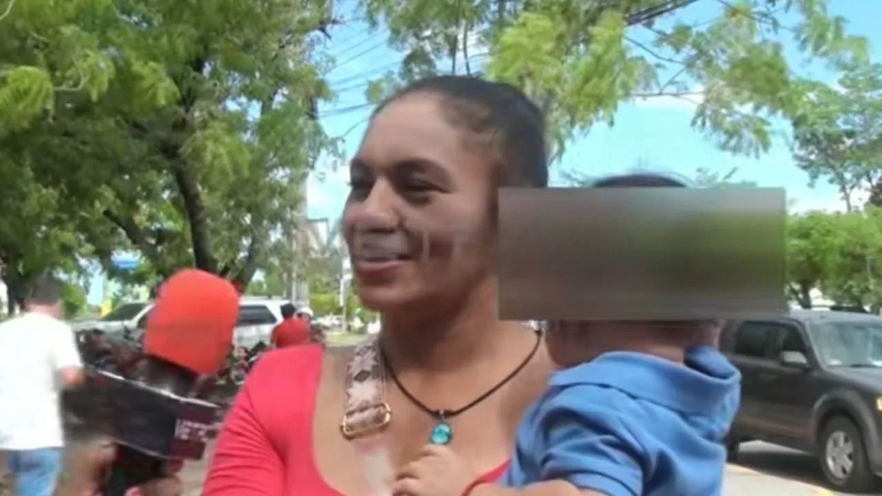 Hondureña reclama pensión para su hijo; al padre 'lo mantiene su mamá' Imagen de Hondureña reclama pensión para su hijo; al padre 'lo mantiene su mamá'