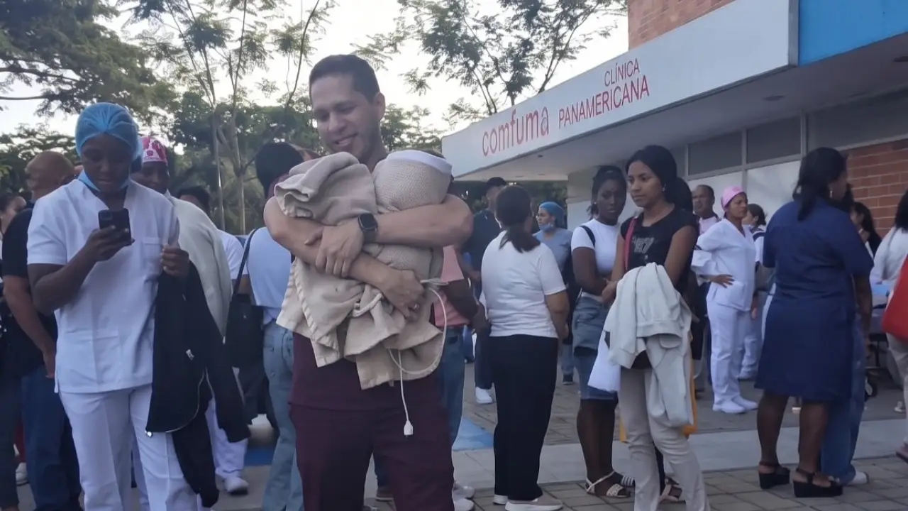 'Fue instinto': pediatra cuenta cómo rescató a dos bebés tras sismo en Colombia Imagen de 'Fue instinto': pediatra cuenta cómo rescató a dos bebés tras sismo en Colombia
