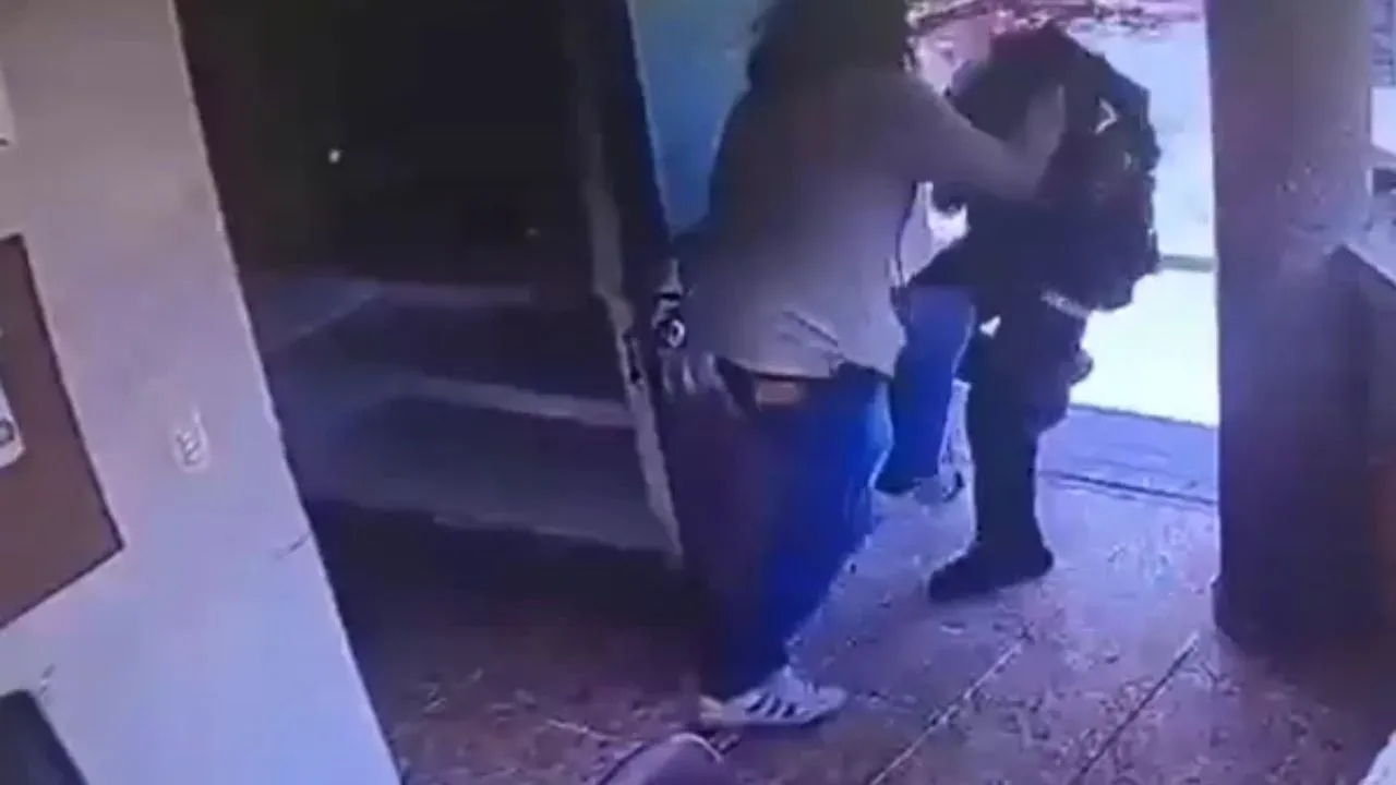 Hombre atacó a policía y murió tras la reacción del uniformado Imagen de Hombre atacó a policía y murió tras la reacción del uniformado