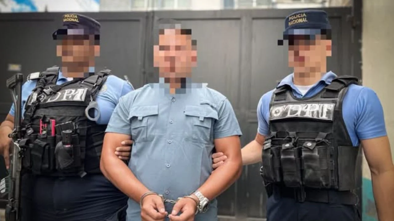 Policía captura a falso agente que estafaba con licencias y antecedentes Imagen de Policía captura a falso agente que estafaba con licencias y antecedentes