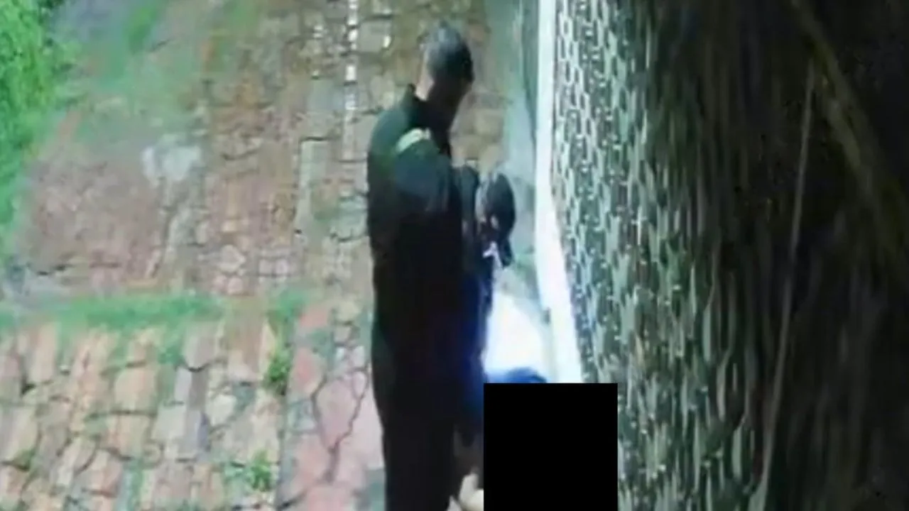 Video capta a policías 'robando' un celular a hombre dormido Imagen de Video capta a policías 'robando' un celular a hombre dormido