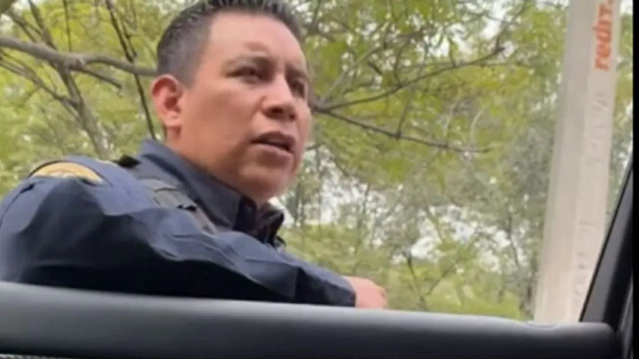 '¿Yo le pedí dinero?': Mujer exhibe a policías por 'pedirle mordida' Imagen de '¿Yo le pedí dinero?': Mujer exhibe a policías por 'pedirle mordida'