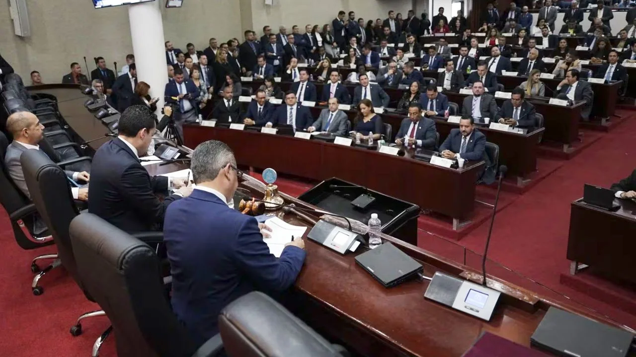 Imagen Principal de Nota: Congreso Nacional pospone discusión de la reforma energética a petición del Ejecutivo