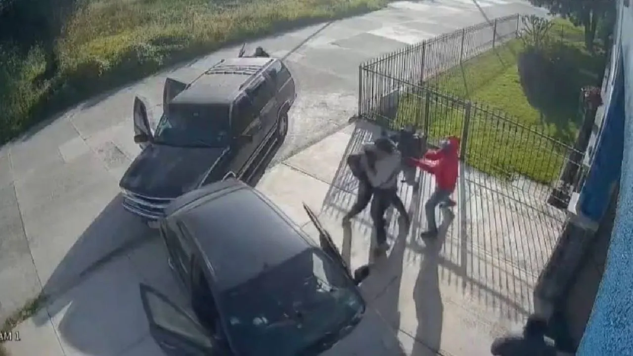 Imagen de Video: Empresario forcejea con sujetos armados y evita secuestro
