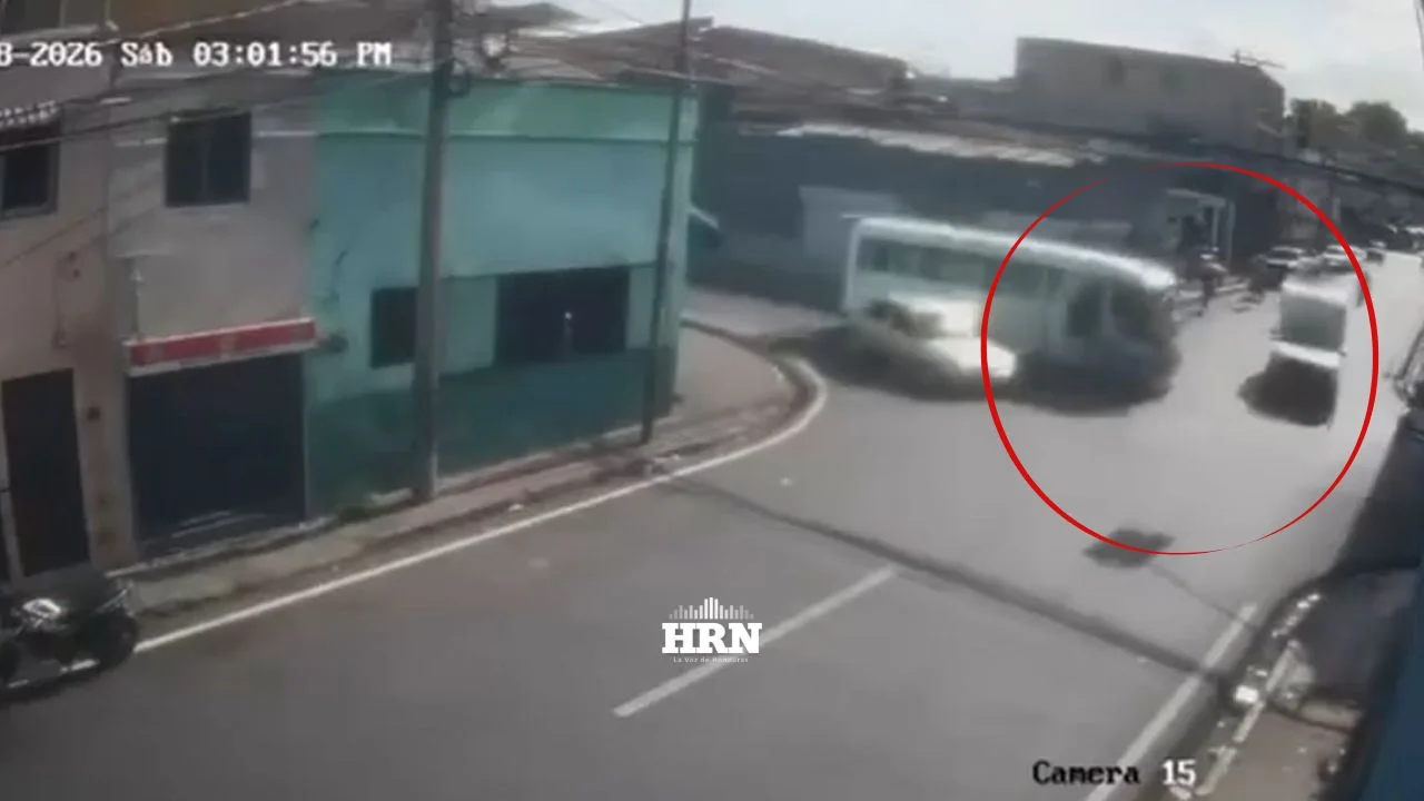 Imagen de Sale a la luz vídeo de accidente de bus 'rapidito' y ambulancia en Comayagüela