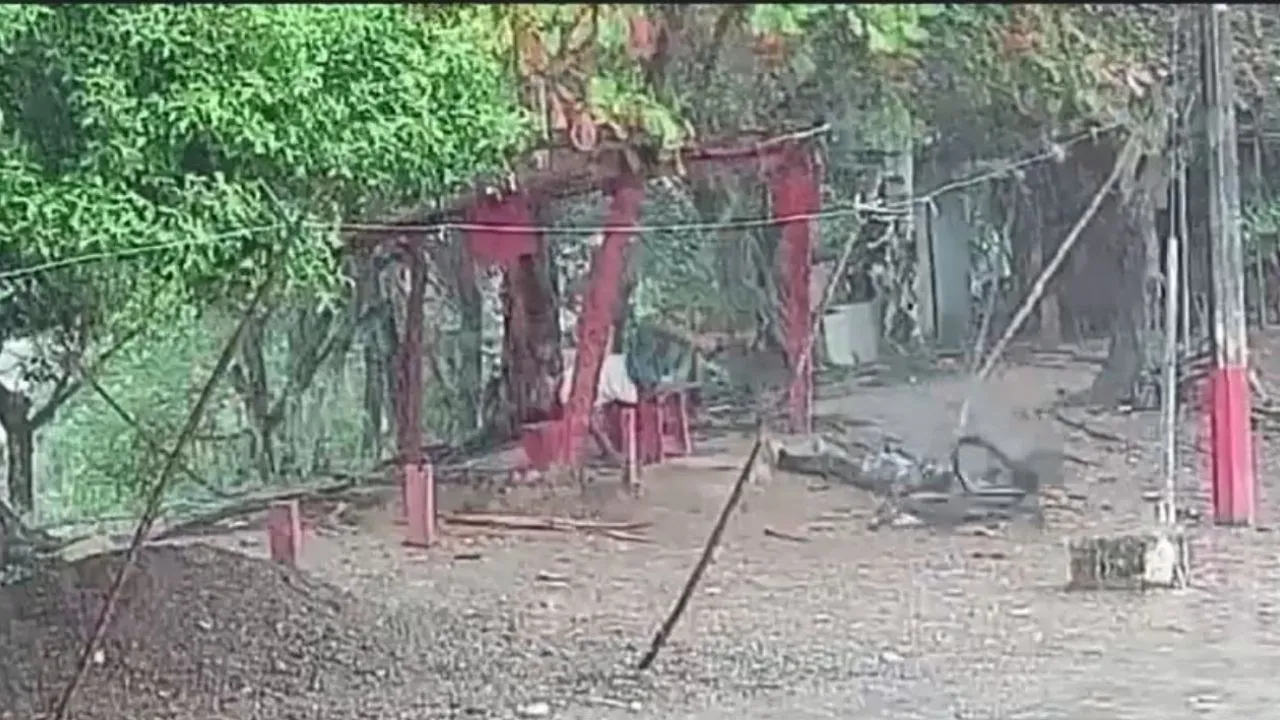 Imagen Principal de Nota: Video capta momento en que rayo impacta y deja un muerto en La Ceiba