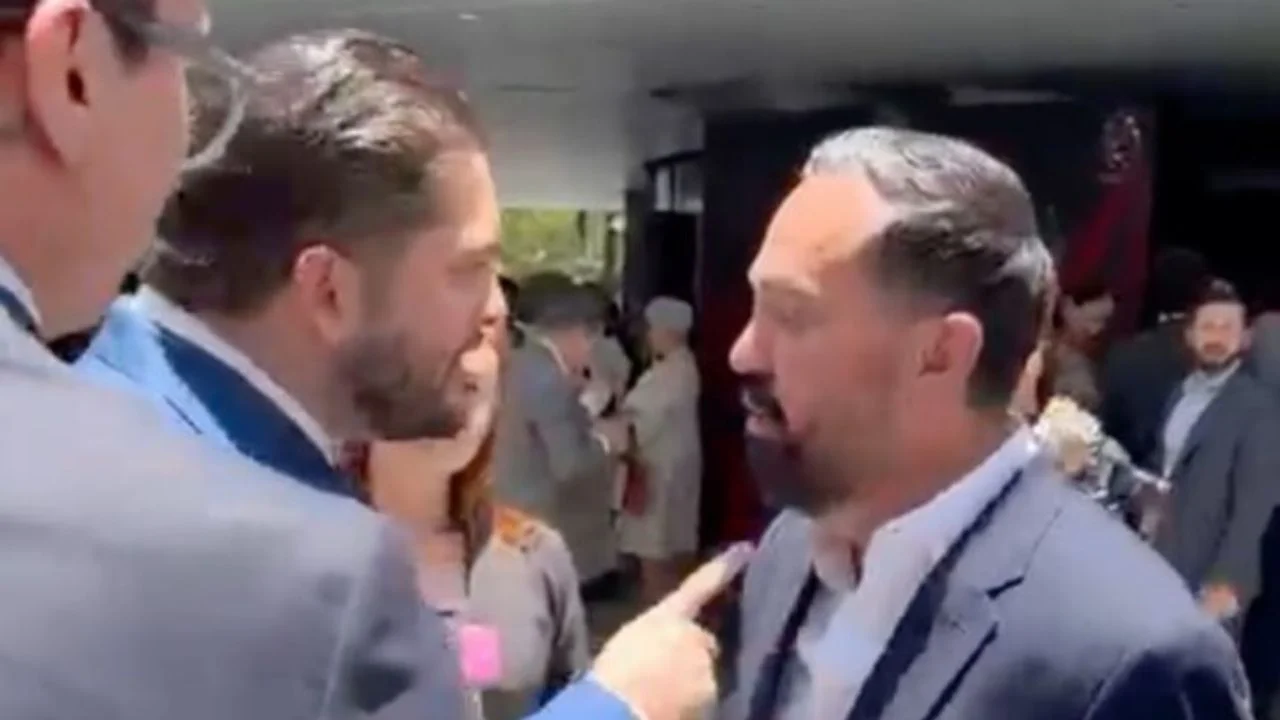 Pelea entre el priista Carlos Eduardo Gutiérrez y el morenista Arturo Ávila Anaya.