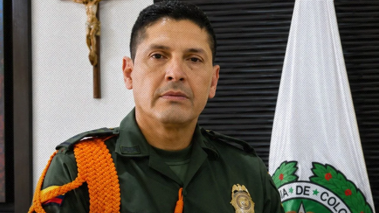 Fotografía del general en retiro Alejandro Barrera con uniforme oficial.