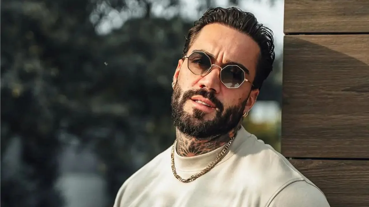 Juan Faro vestido con una camisa blanca y gafas de sol.
