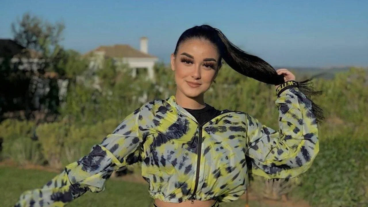 Juls Janeiro vestida con un conjunto estampado