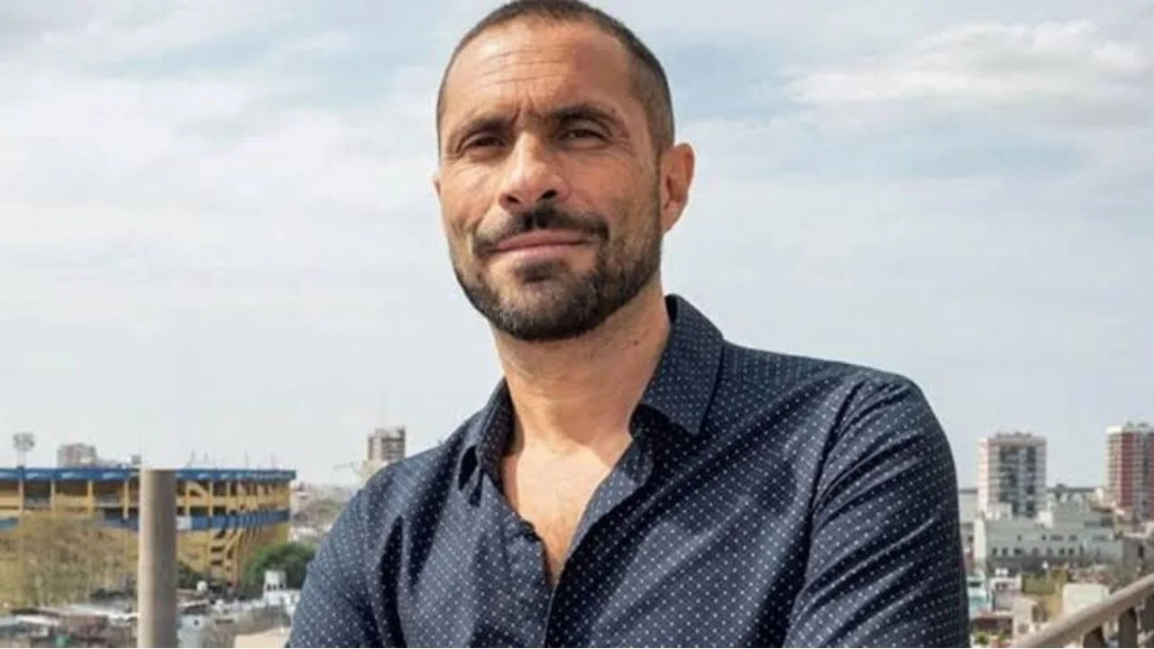 Martín Souto vestido con una camisa de botones.