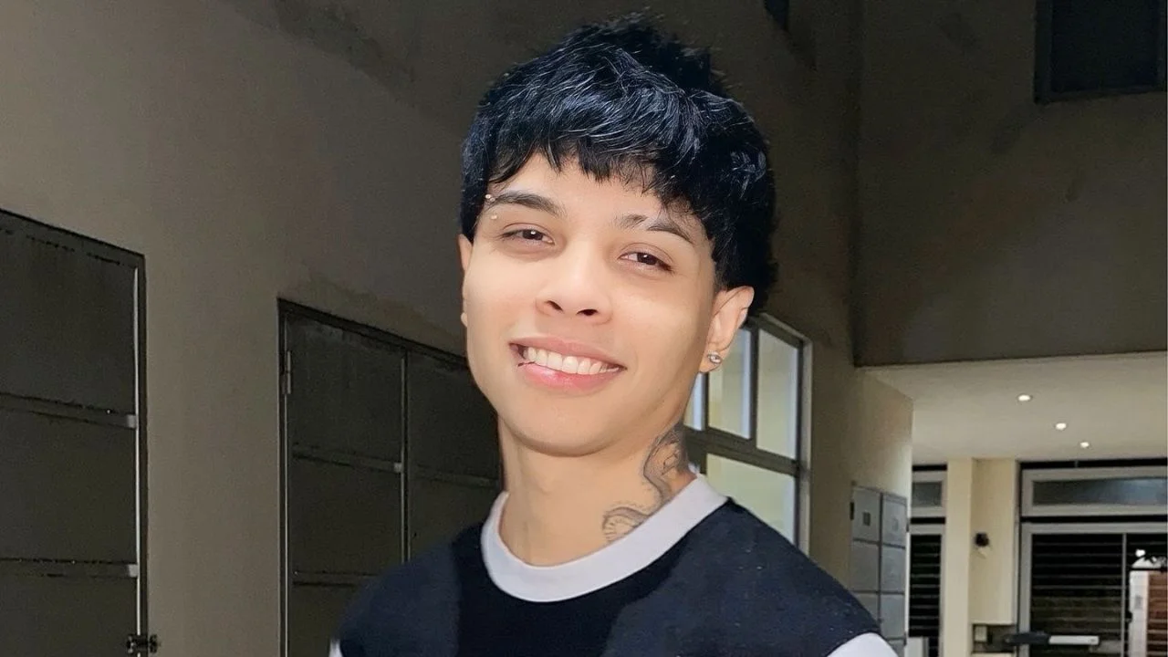 Sebastián Seguro con una camisa negra.