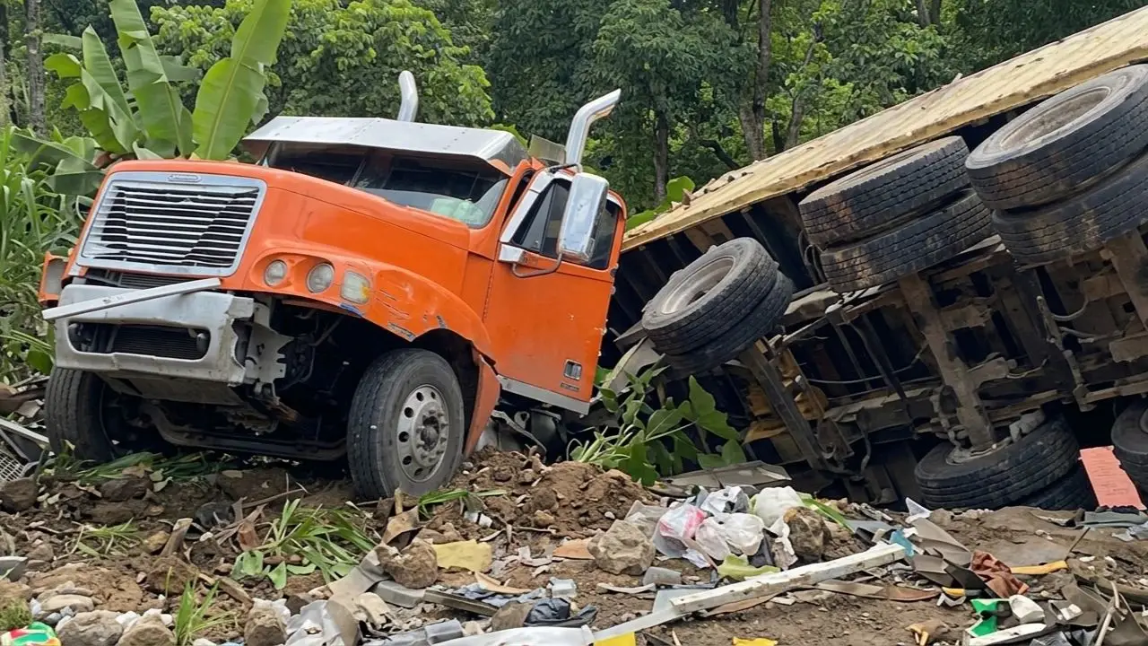 accidente rastra en Yojoa