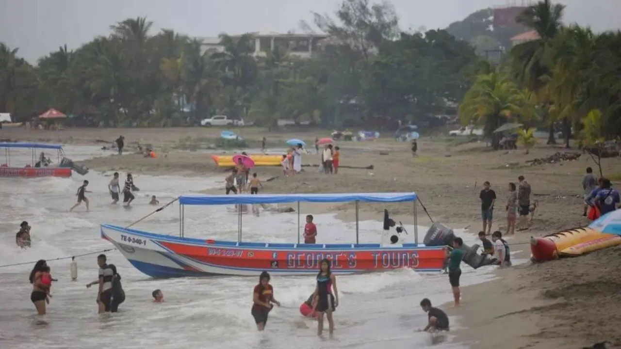 Playa hondureña con presencia de vacacionistas.