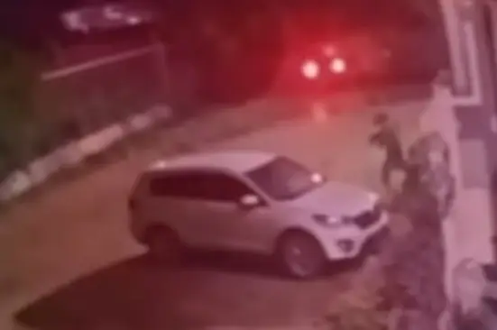 Momento del asesinato de una joven en Roatán