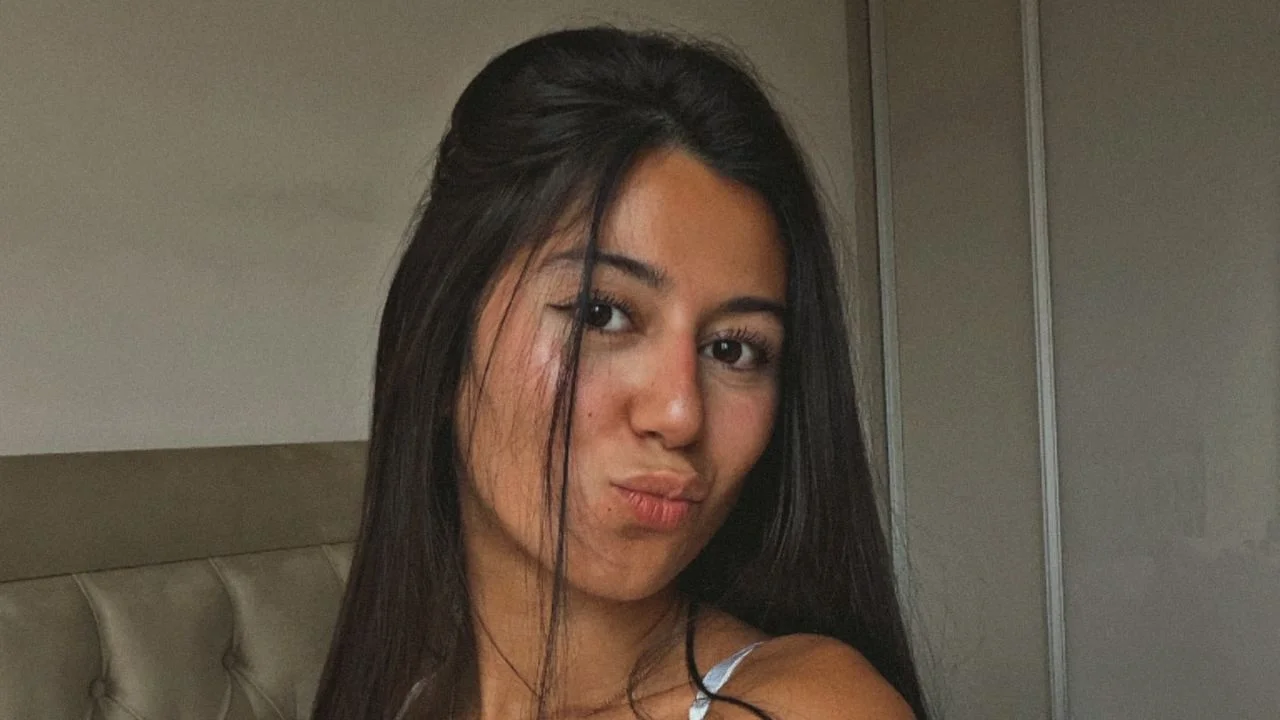 Martina Cuffaro sentada en una cama.